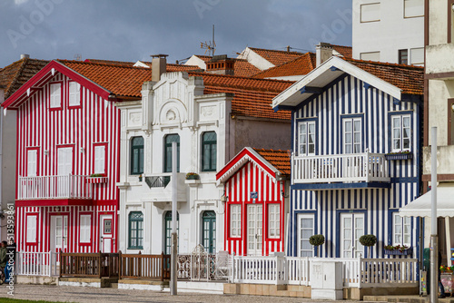 Die bunt gestreiften Hausfassaden von Costa Nova, Portugal
