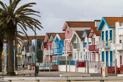 Die bunt gestreiften Hausfassaden von Costa Nova, Portugal