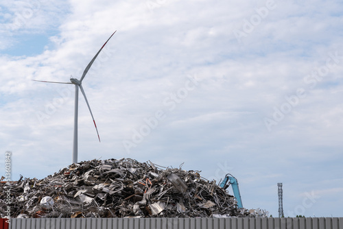 Windkraftanlage hinter Berg von Altmetall