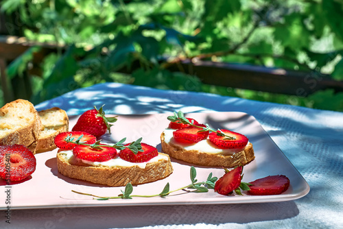 Foto Summer delicious strawberry sandwich
