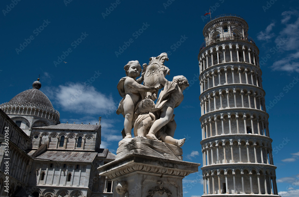 der Schiefe Turm von Pisa mit den Figuren des Engelbrunnen und dem Dom
