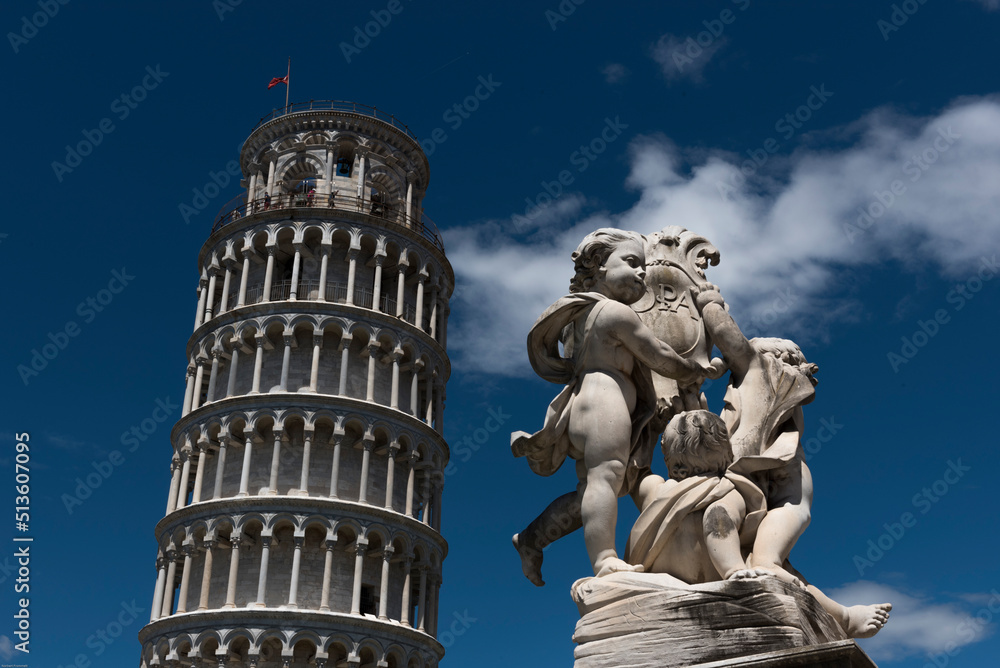 Der schiefe Turm von Pisa mit der Statue des Engelbrunnens
 - obrazy, fototapety, plakaty 