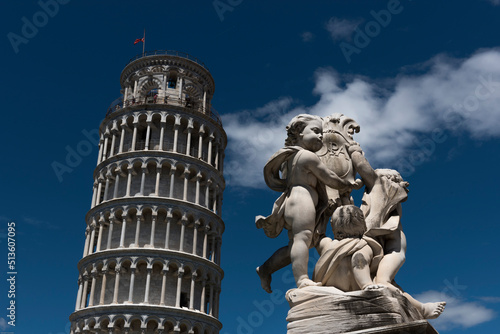 Der schiefe Turm von Pisa mit der Statue des Engelbrunnens 