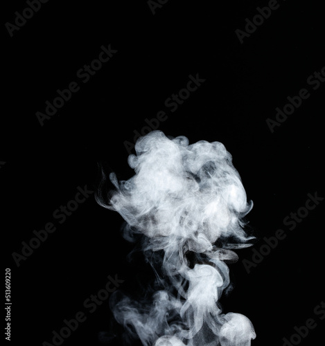 Makro Nahaufnahme von abstrakter Wolke aus Wasser-Dampf,  schwarz-weißer Hintergrund | copy space