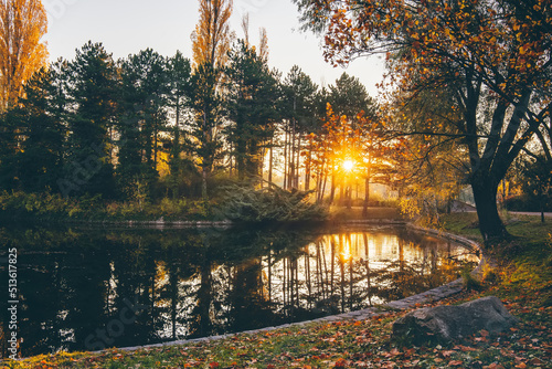 Photography Picturesque and harmonious sunrise in a city park in Autumn