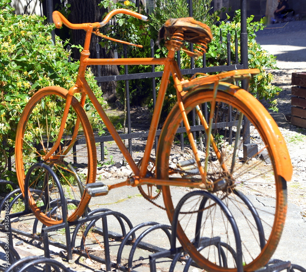 Oranges Vintage-Fahrrad auf einem Ständer