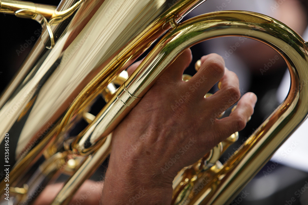 Fototapeta premium Hand an Blechblasinstrument