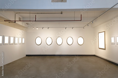 Ambiente o sala con marcos para cuadros  concepto de galería de arte con cuadros reemplazables y gente observando.