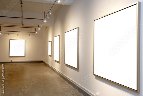 Ambiente o sala con marcos para cuadros  concepto de galer  a de arte con cuadros reemplazables y gente observando.
