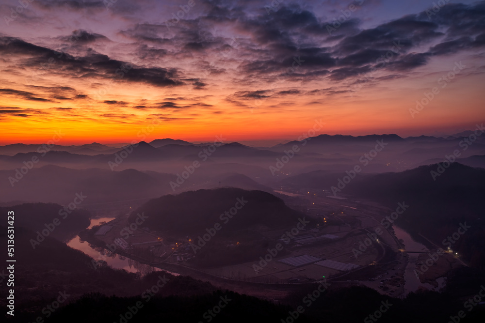 Obraz premium Scenic view of mountains against sky during sunrise
