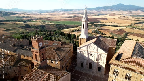 Pienza, Tuscany - Aerial back travelling - Drone Air 2S