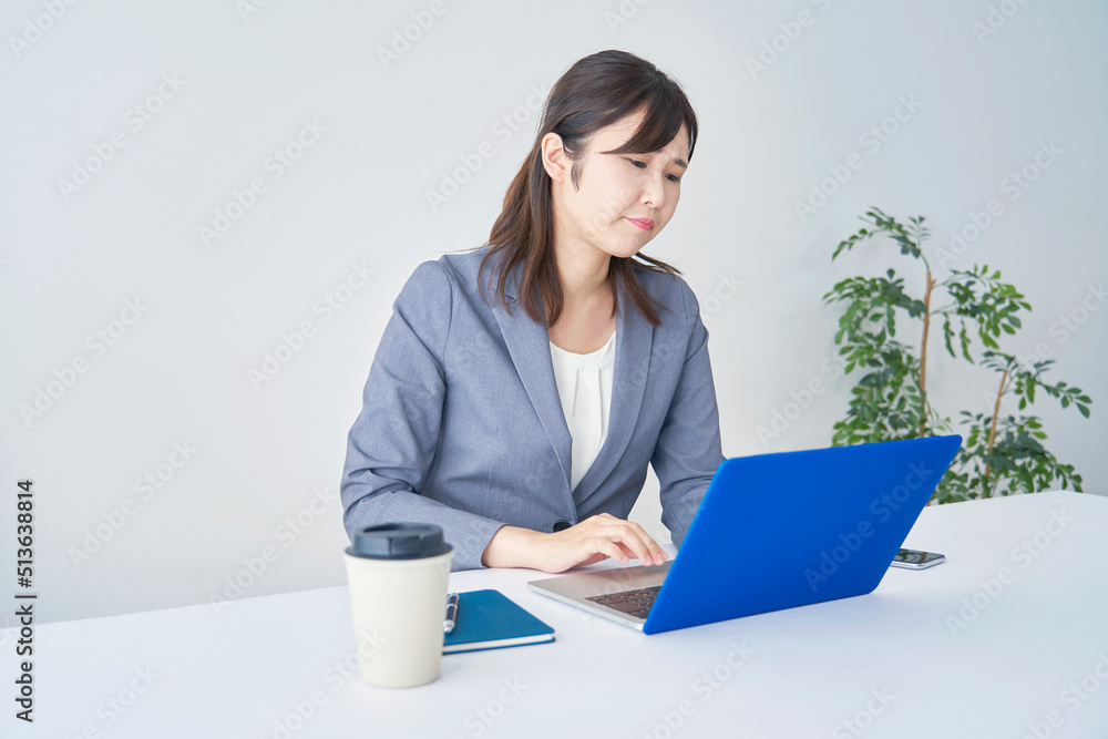 オフィスで疲れているビジネスウーマン