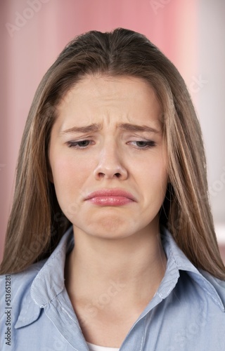 Foto Image of sad office girl, woman sulking and frowning disappointed, standing upse