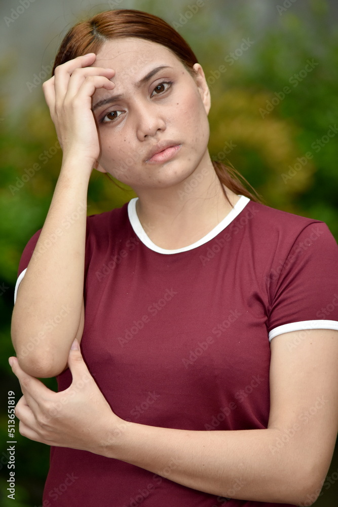 Naklejka premium Filipina Woman And Sadness Wearing Tshirt