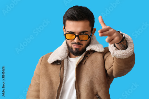Bearded man pointing at vie...