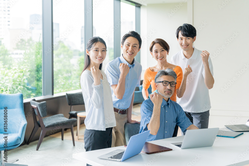 Obraz premium オフィスで働くビジネスマン(チーム・複数人)