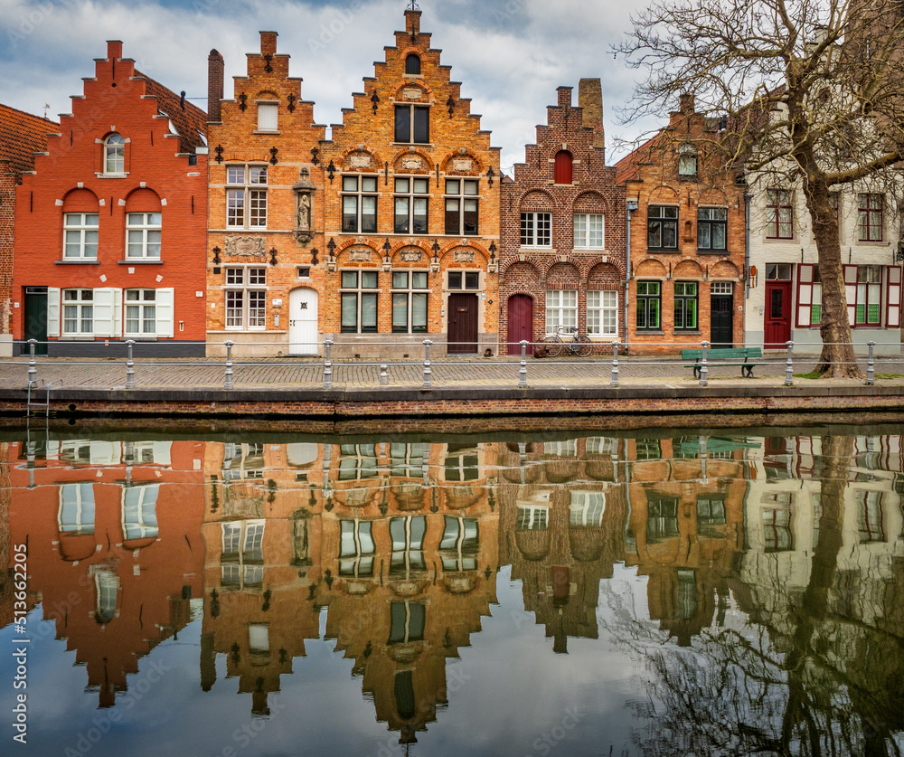 Obraz premium Houses along Bruges Canal With Reflections
