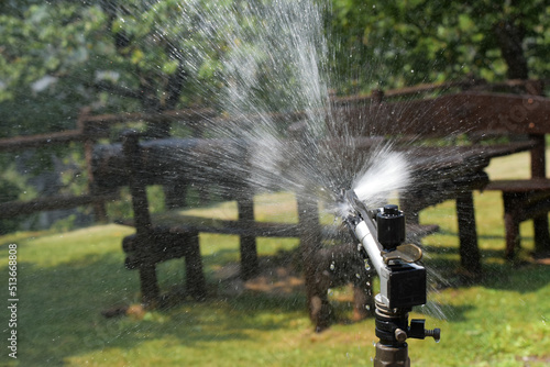 Irrigazione intelligente per giardini e fattorie: Combattere il caldo torrido con l'irrigazione a sprinkler e i nuovi strumenti agricoli verdi photo
