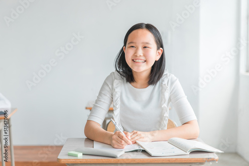 Photography 学校で勉強する高学年の小学生（塾・夏期講習）