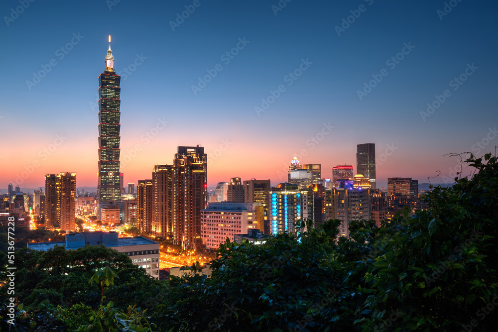 Naklejka premium Taipei Skyline with Taipei 101 Tower at Sunset Time