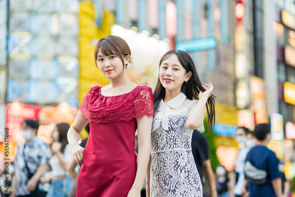 Fototapeta premium 繁華街でポーズをとる女性2人