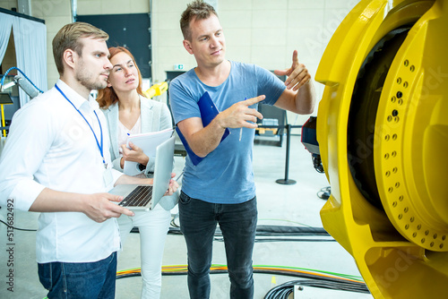 Die Ingenieure besprechen den Einsatz des Industrieroboters