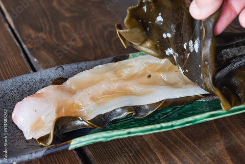 昆布締めした鯛の刺身。昆布の旨味が鯛に染み込んでいる。