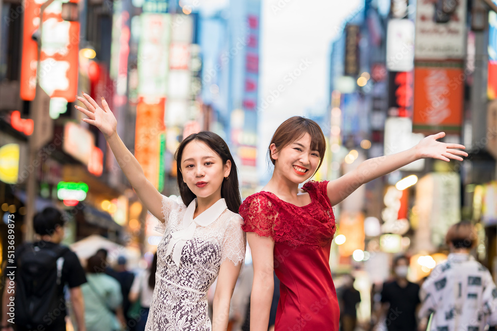Fototapeta premium 繁華街でポーズをとる女性2人