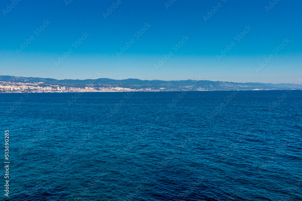 Abendspaziergang entlang der wunderschönen Küstenlandschaft vor den Toren Kvarner Bucht - Lovran - Kroatien