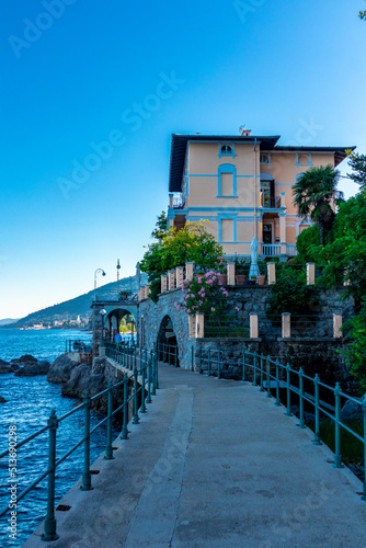 Abendspaziergang entlang der wunderschönen Küstenlandschaft vor den Toren Kvarner Bucht - Lovran - Kroatien photo