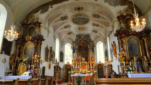 schönes Innere der  Rokoko - Kirche St. Martin in Bad Kohlgrub in Bayern mit sehr dekorativer Gestaltung