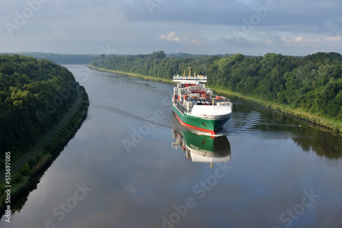 Containerschiff fährt durch den Nord-Ostsee-Kanal 