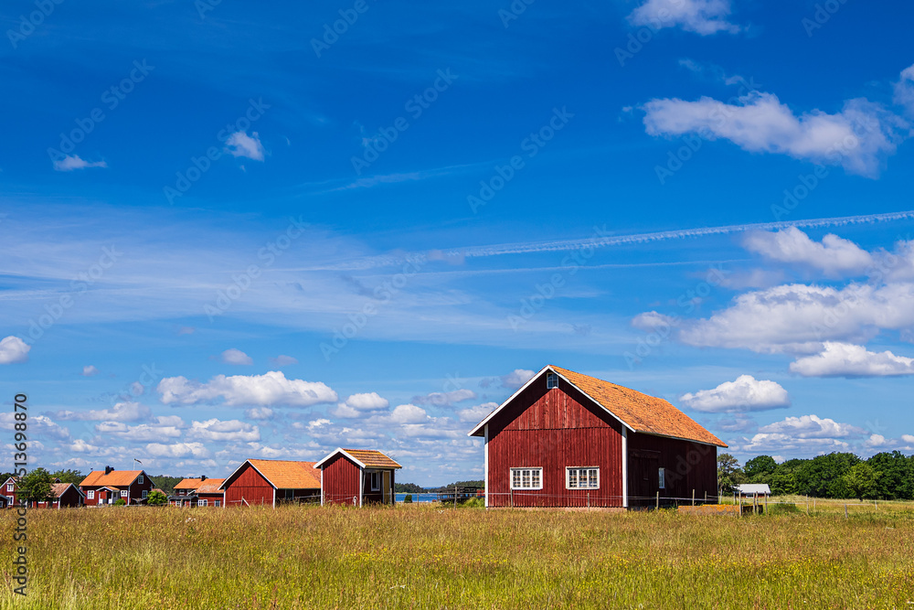 Rote Holzhäuser auf der Insel Sladö in Schweden