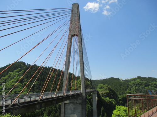 熊本県上益城郡山都町にある、長さ390ｍ、高さ約140ｍ、主塔の高さ70mを誇る橋脚のラーメン橋と斜張橋の複合橋の「鮎の瀬大橋」
