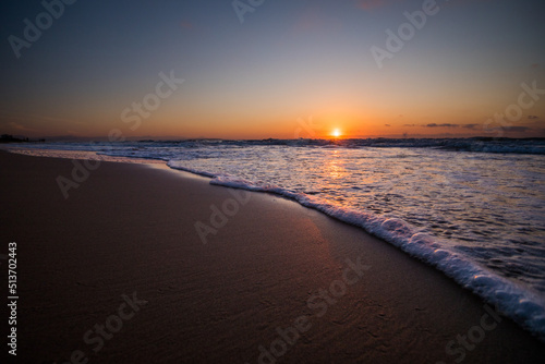 Amanecer dorado en la playa de Guardamar