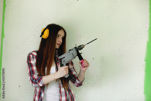 Wallpaper Mural The builder makes repairs in the apartment. Finishing works on plastering and painting of walls. Masters work with paint drill and electricity. Torontodigital.ca