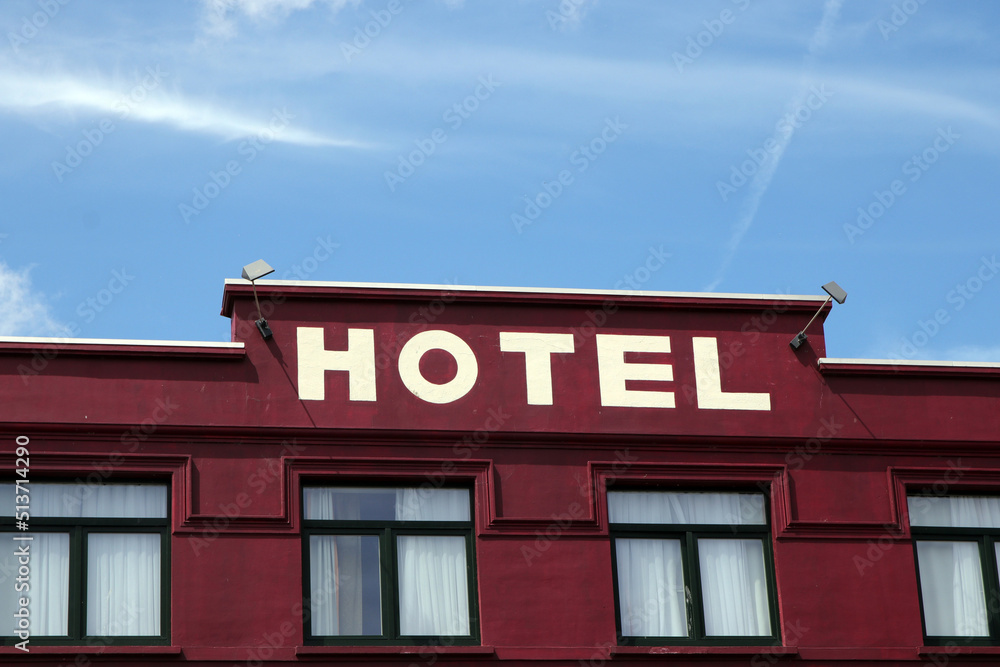 Obraz premium hotel großbuchstaben an der fassade