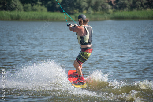 Sport wakeboard na jeziorze