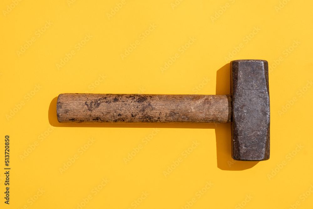 top view eines Hammers vor gelben Hintergrund top view eines Hammers vor gelben Hintergrund