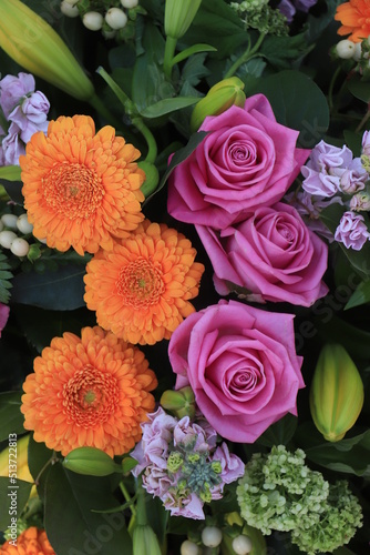 Orange and pink flower arrangement © Studio Porto Sabbia