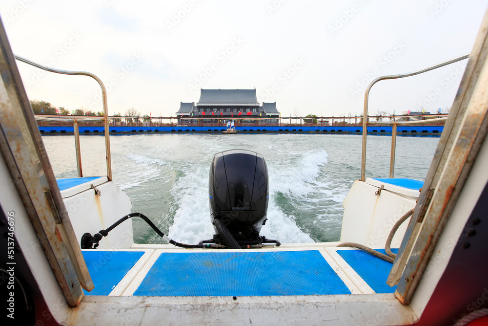 Obraz premium the boat is moving, the yacht is in the dock