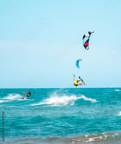 Acción de deportes acuáticos recreativos. Surferos dando saltos sobre las olas en el mar, océano. Deporte extremo. Diversión de verano, vacaciones. Estilo de vida activo. Actividad Deportiva de Ocio. 
