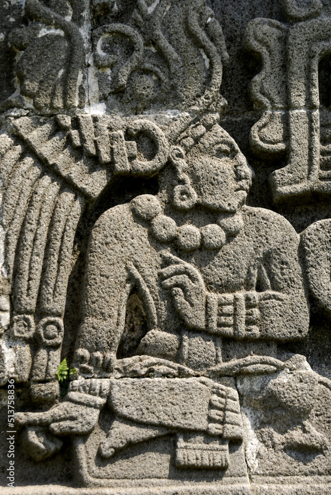 Bajorrelieves en la piramide de la serpiente enplumada(piramide de Quetzalcóatl).Yacimiento  de Xochicalco. Estado de Morelos.Mexico.