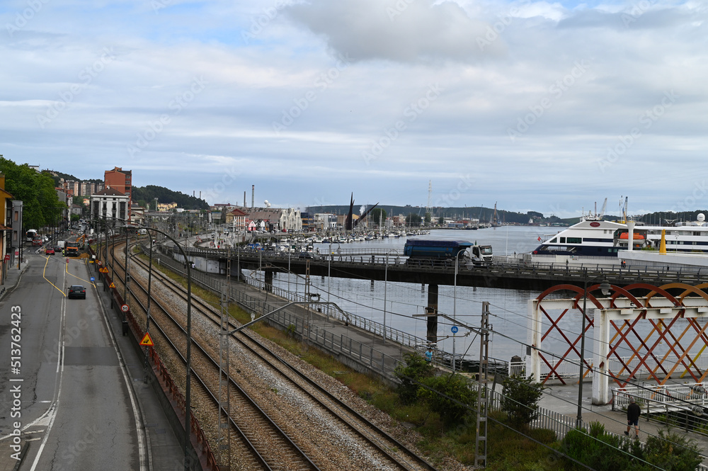 Voies de chemin de fer et port de la ville espagnole d'Avilès Voies de chemin de fer et port de la ville espagnole d'Avilès
