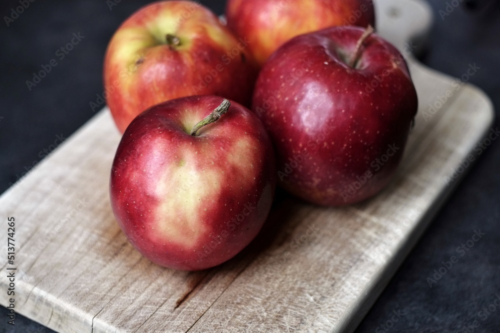 Pommes rouges posées sur une planche à découper. Pommes rouges posées sur une planche à découper.