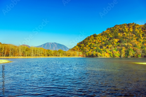 紅葉する西ノ湖と男体山