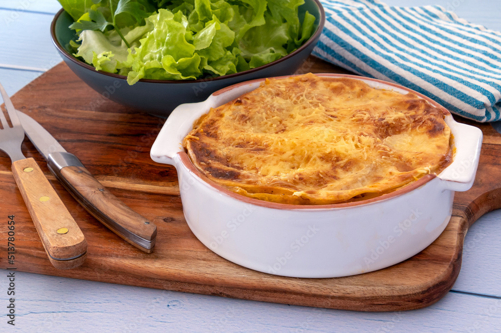 plat de lasagnes bolognaise et salade sur une table plat de lasagnes bolognaise et salade sur une table
