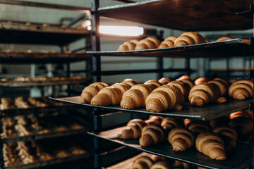 Papier peint photo Boulangerie Fabrication artisanale de croissants en boulangerie  © Roman