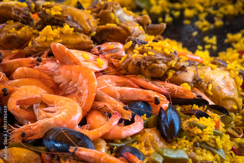 cuisson d'une paella dans son plat traditionnel cuisson d'une paella dans son plat traditionnel