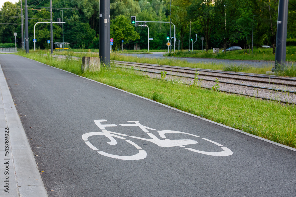 Droga rowerowa w kierunku skrzyżowania. Ścieżka dla rowerów w mieście. - obrazy, fototapety, plakaty 